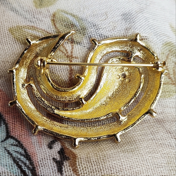 Paisley Gold Tone Electroplate Unsigned Unisex Vintage Brooch Pin Open Cut - Picture 2 of 8